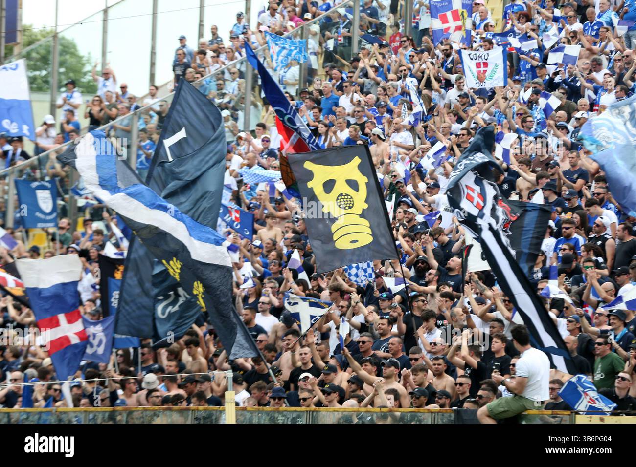 Parme, Italie. 03 mai 2025. Supporter de Côme lors du match de football Serie A Enilive entre Parme et Côme au stade Ennio Tardini de Parme, samedi 3 mai 2025. Sport - Football. (Photo de Gianni Santandrea/LaPresse) crédit : LaPresse/Alamy Live News Banque D'Images