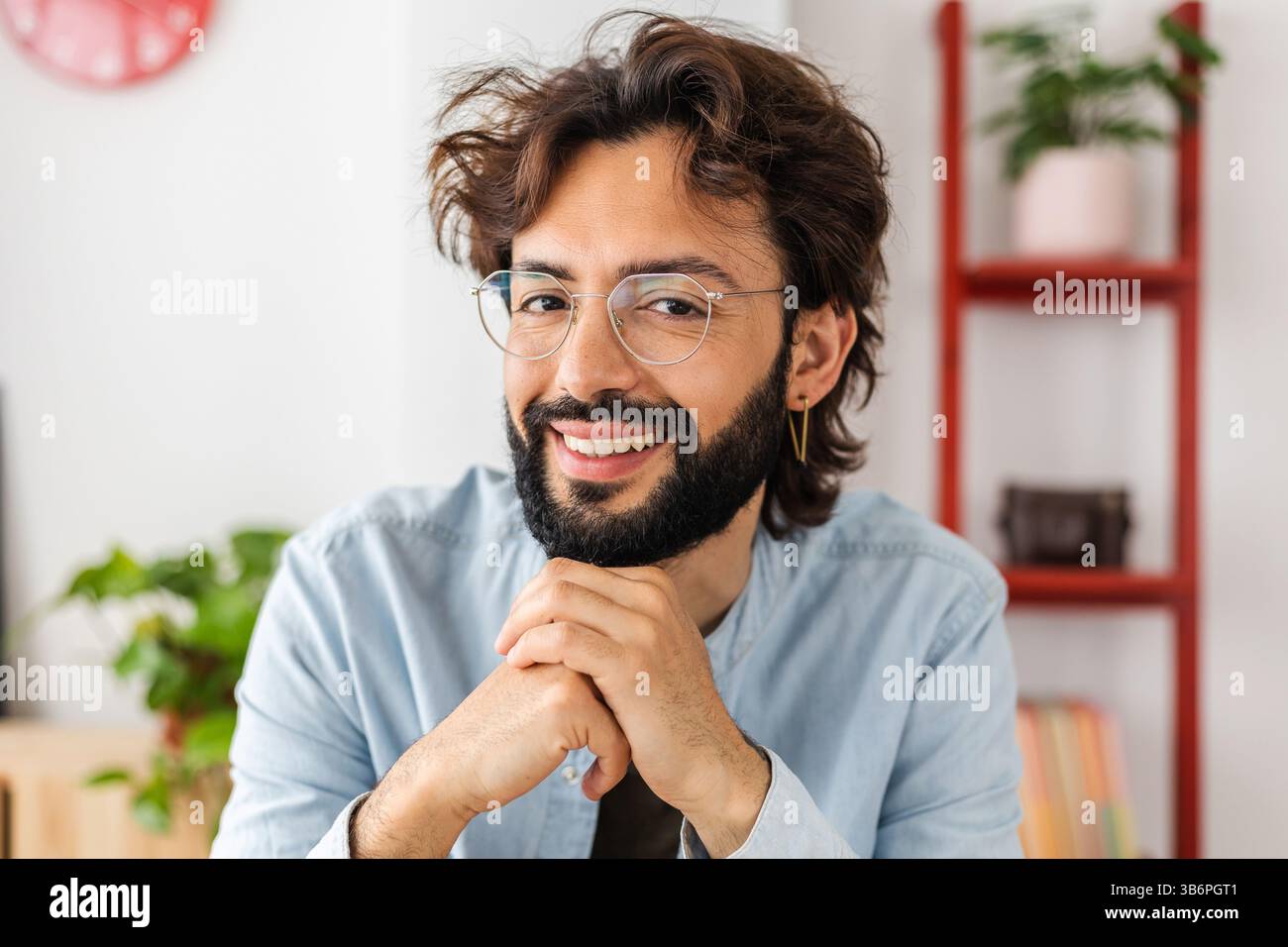 Portrait joyeux de l'homme créatif barbu adulte moyen regardant la caméra Banque D'Images Portrait joyeux de l'homme créatif barbu adulte moyen regardant la caméra Banque D'Images