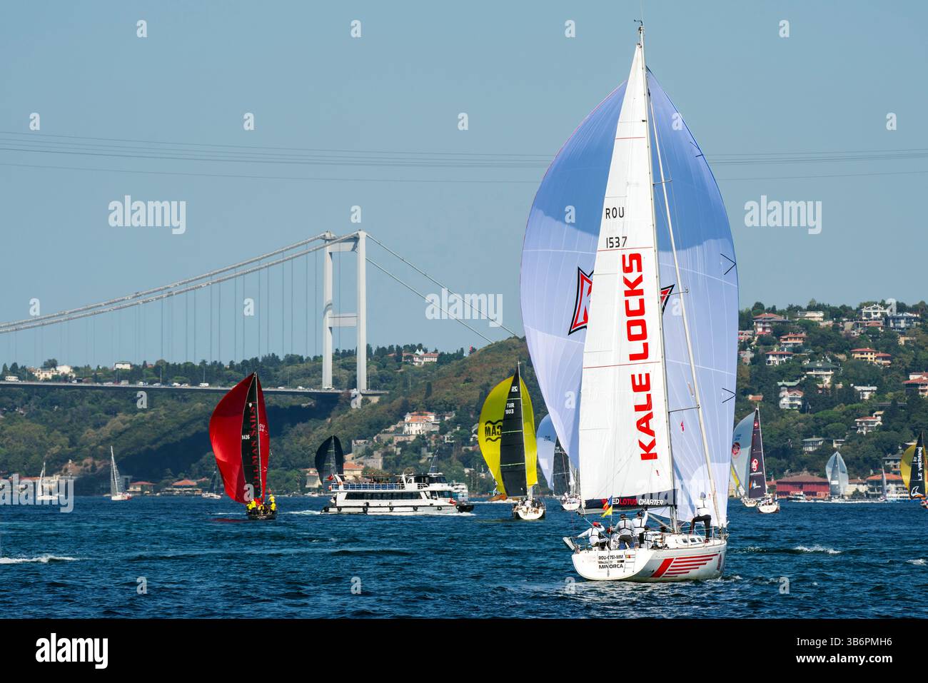 23 septembre 2023, Besiktas, Istanbul, Turquie : L'étape du Bosphore a eu lieu le deuxième jour de la Coupe du Bosphore avec le pont Fatih Sultan Mehmet en arrière-plan. 1 200 marins locaux et étrangers ont participé aux courses de voile de la Coupe du Bosphore. Les équipes gagnantes seront annoncées après l'étape Tomorrow'sÂ. (Crédit image : © Tolga Uluturk/ZUMA Press Wire) Banque D'Images
