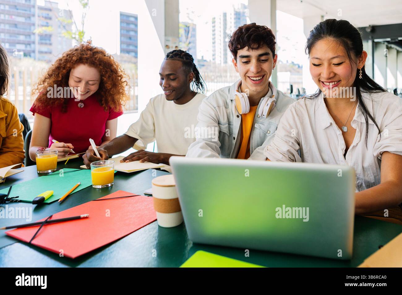 Des étudiants adolescents du secondaire étudient ensemble sur ordinateur portable sur le campus Banque D'Images