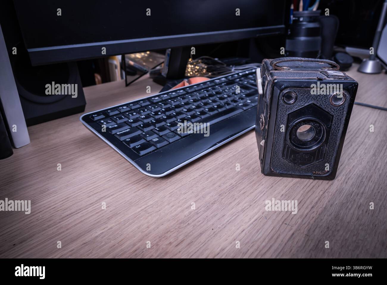 Caméra vidéo vintage reposant à côté d'un clavier d'ordinateur élégant, soulignant la transition technologique Banque D'Images