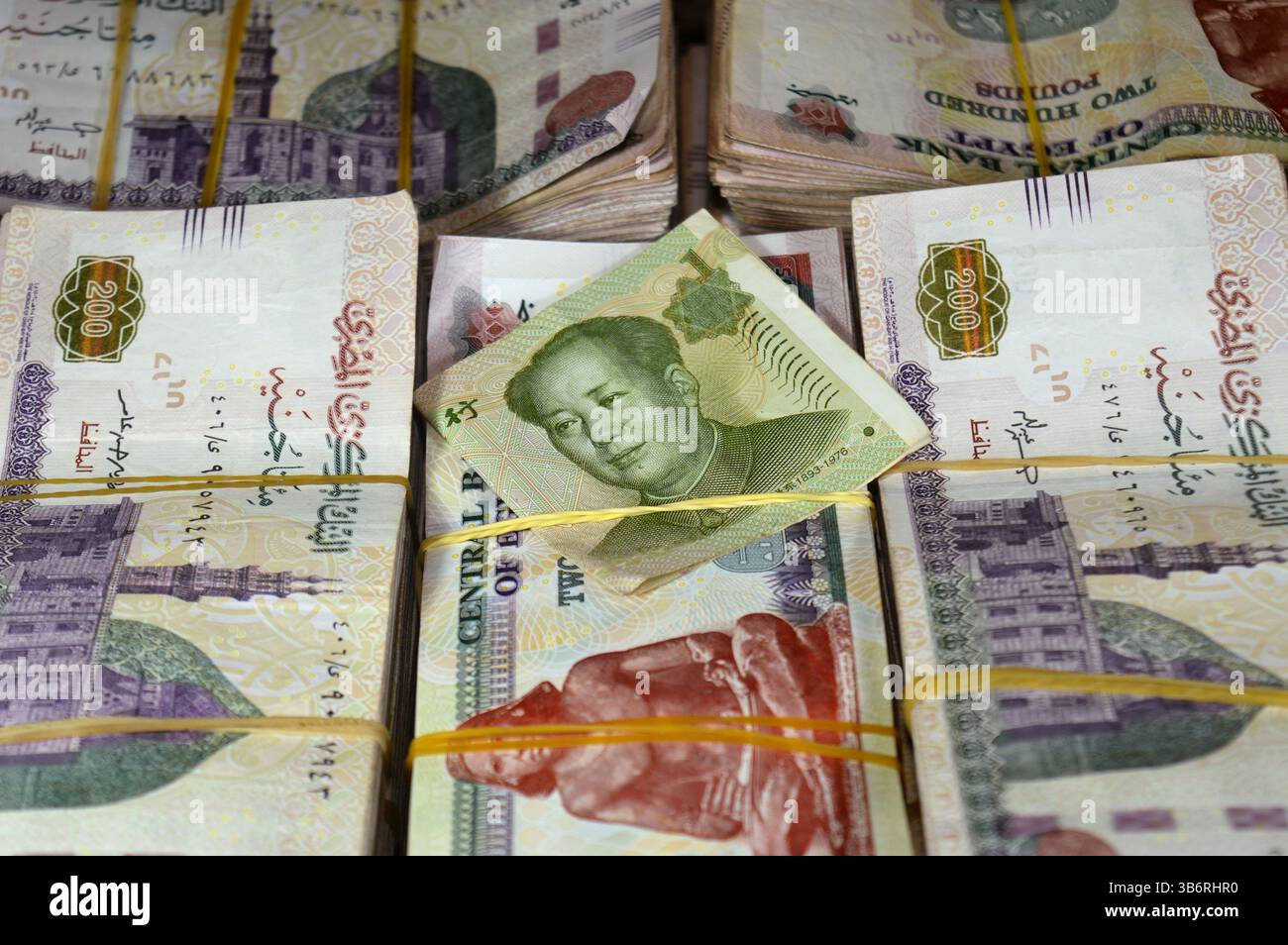 Chinese Yuan Cash Money Bill billet de banque et piles et piles d'argent Egypte milliers de livres billets de banque billets de 200 EGP LE, monnaie égyptienne Banque D'Images