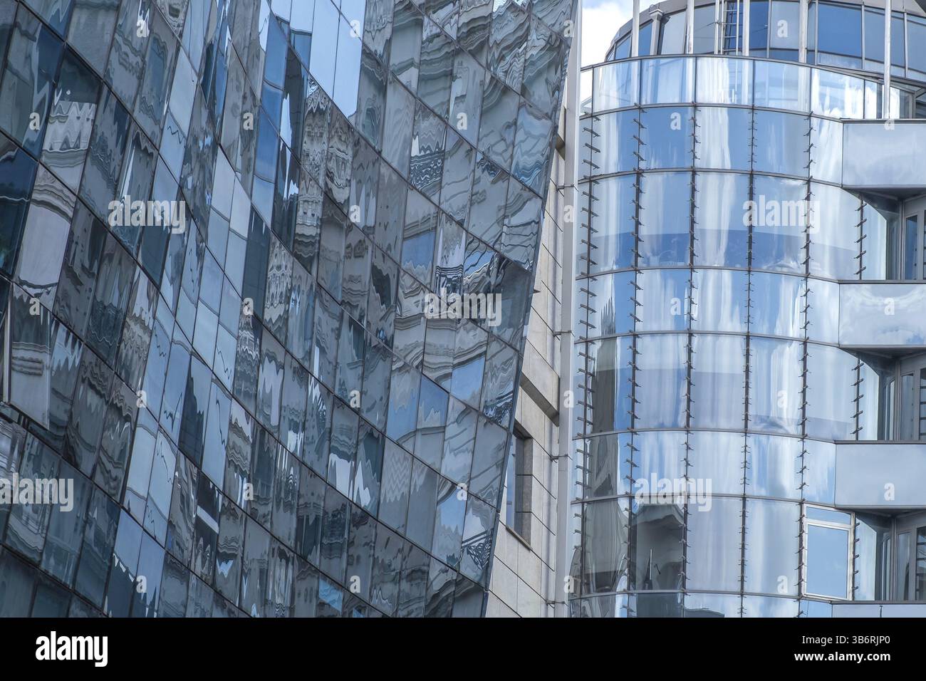 Façades en verre réfléchissant d'immeubles de bureaux modernes aux formes courbes et à l'ambiance urbaine, Skopje, Macédoine du Nord, Balkans Banque D'Images