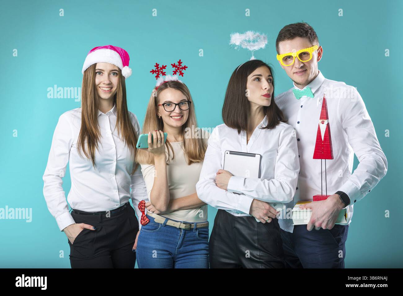 Les gens d'affaires de célébrer la célébration du Nouvel An et célébration de Noël. Party de Noël de bureau. Les collègues du groupe s'Amusant fête du Nouvel An. La wor Banque D'Images
