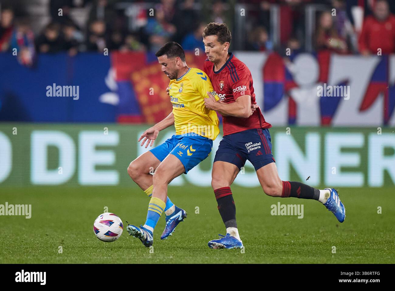 11 novembre 2023 : Javi Munoz de UD Las Palmas concourt pour le ballon avec Lucas Torro de CA Osasuna lors du match LaLiga EA Sports entre CA Osasuna et UD Las Palmas à El Sadar le 11 novembre 2023, à Pampelune, Espagne. (Crédit image : © Ricardo Larreina/AFP7 via ZUMA Press Wire) Banque D'Images