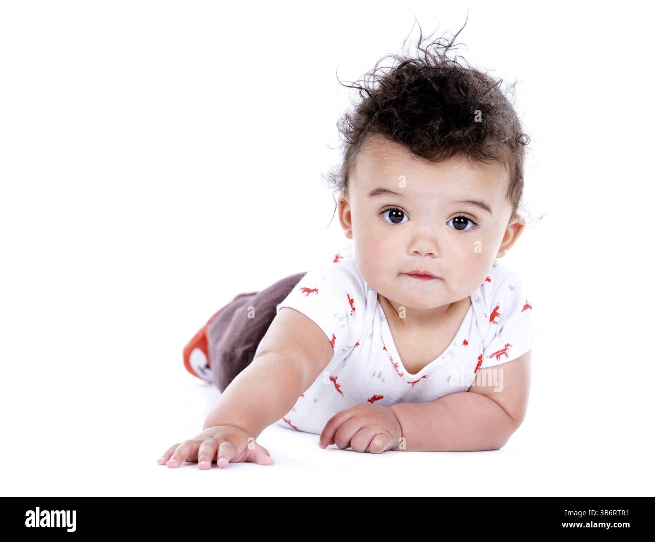 Adorable bébé garçon enveloppé avec blanc sur fond blanc, Toronto, Canada, Amérique du Nord Banque D'Images