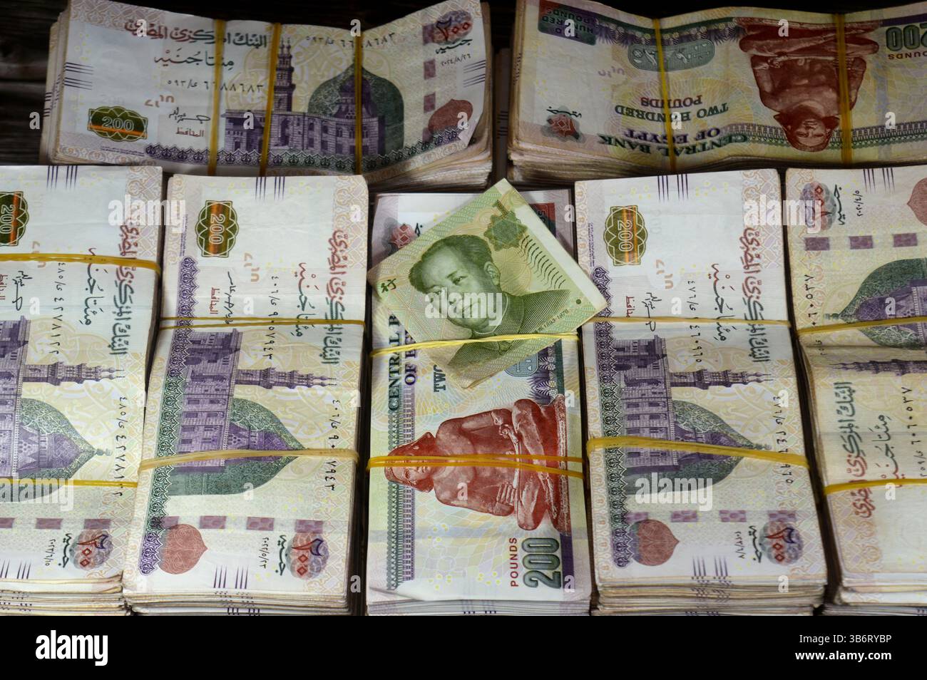 Chinese Yuan Cash Money Bill billet de banque et piles et piles d'argent Egypte milliers de livres billets de banque billets de 200 EGP LE, monnaie égyptienne Banque D'Images