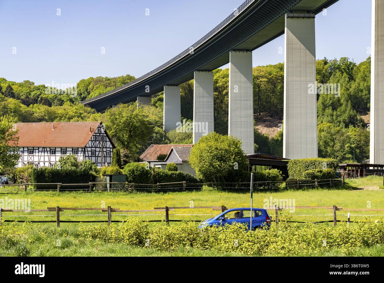 La route de campagne August-Thyssen-Strasse dans la Ruhrauen près de Muelheim-Mintard, le Mintarder Bruecke, pont autoroutier de l'A52 sur la Ruhr entre Banque D'Images