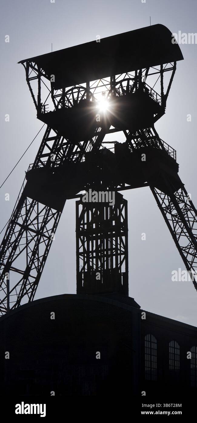 Tête de l'ancienne fosse Rheinpreussen 4 contre la lumière, Moers, région de la Ruhr, Rhénanie du Nord-Westphalie, Allemagne, Europe Banque D'Images