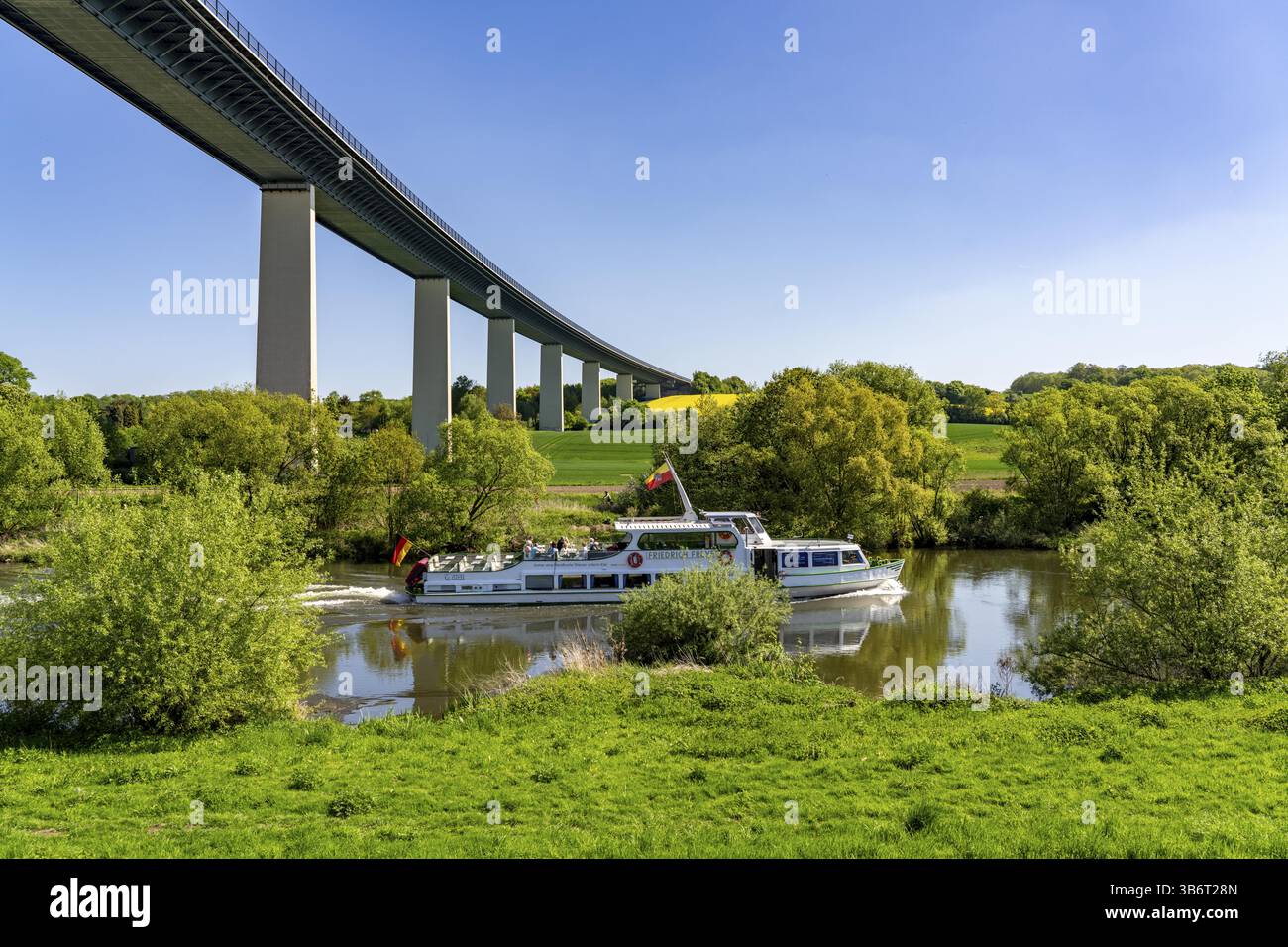 Navire à passagers de la Weisse flotte Muelheim, Friedrich Freye, dans la Ruhrauen près de Muelheim-Mintard, le Mintarder Bruecke, pont autoroutier de l'A5 Banque D'Images