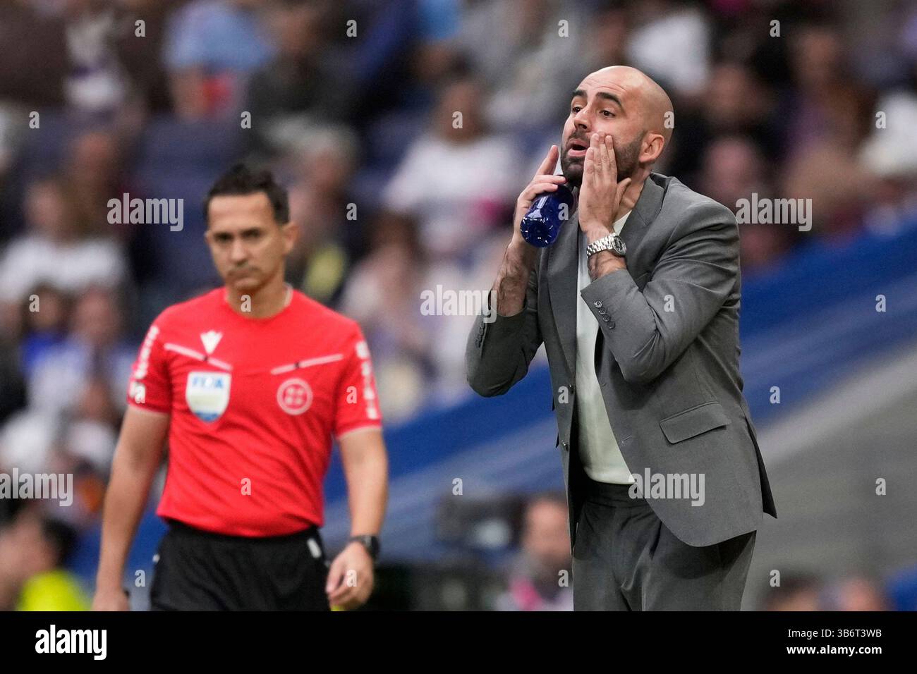 Celta's head coach Claudio Giraldez gives instructions from the side line during the Spanish La Liga soccer match between Real Madrid and Celta Vigo at the Santiago Bernabeu stadium in Madrid, Spain, Sunday, May 4, 2025. (AP Photo/Jose Breton) Banque D'Images