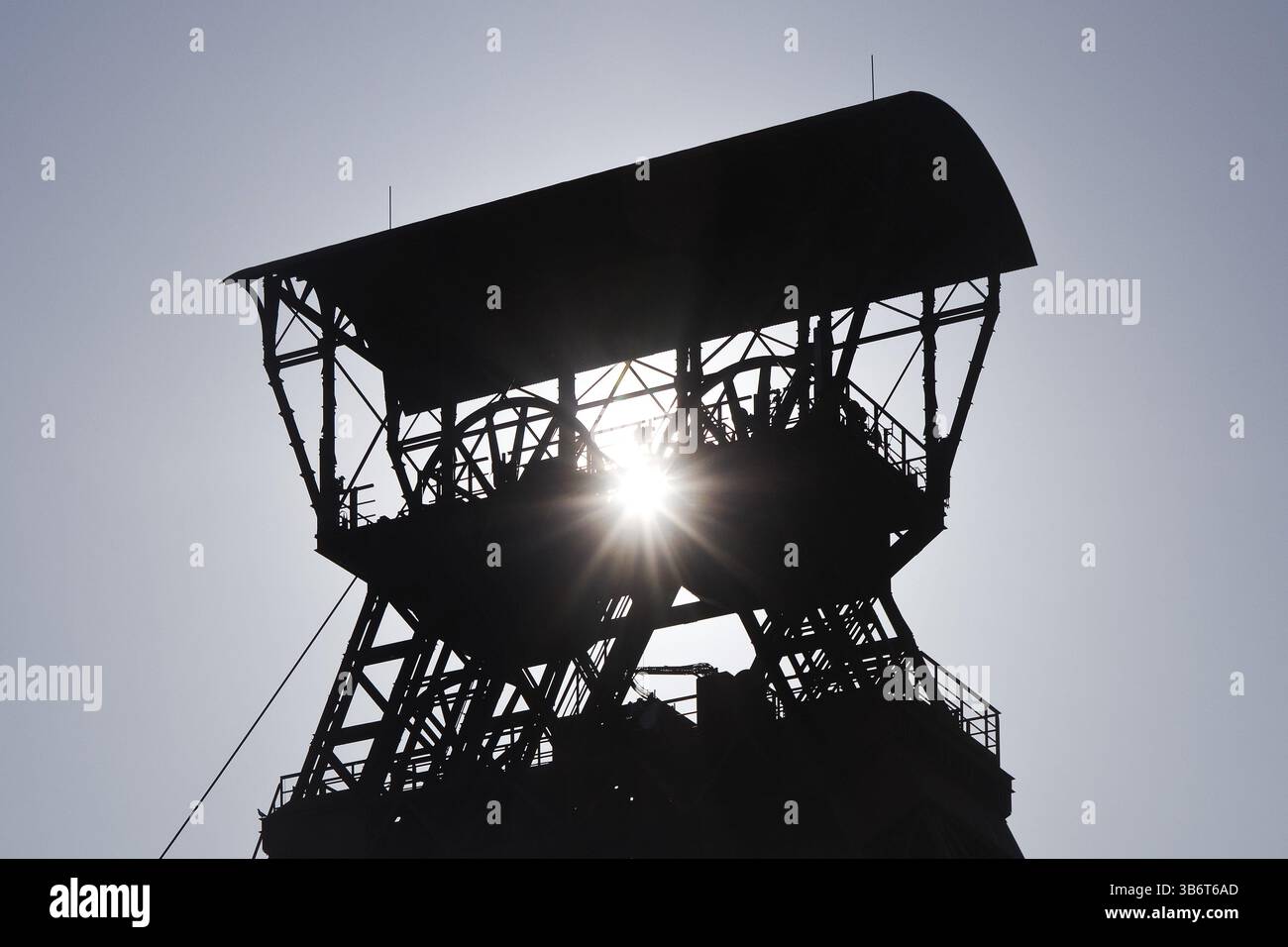 Tête de l'ancienne fosse Rheinpreussen 4 contre la lumière, Moers, région de la Ruhr, Rhénanie du Nord-Westphalie, Allemagne, Europe Banque D'Images