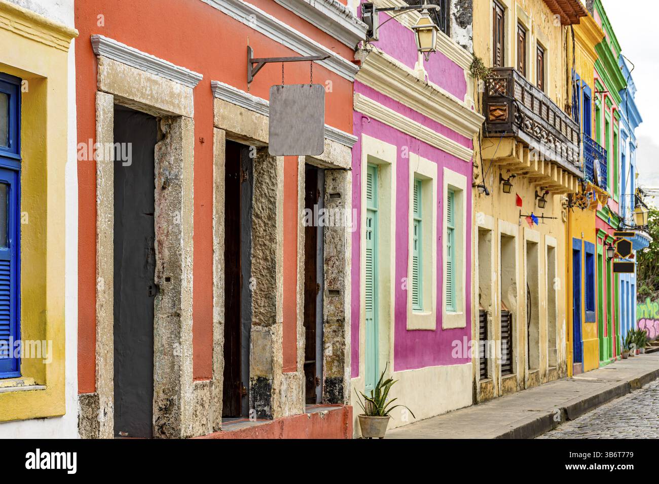 Vieilles maisons colorées de style colonial dans les rues de la ville historique d'Olinda en Pernambouc, Olinda, Pernambouc, Brésil, Amérique du Sud Banque D'Images Vieilles maisons colorées de style colonial dans les rues de la ville historique d'Olinda en Pernambouc, Olinda, Pernambouc, Brésil, Amérique du Sud Banque D'Images