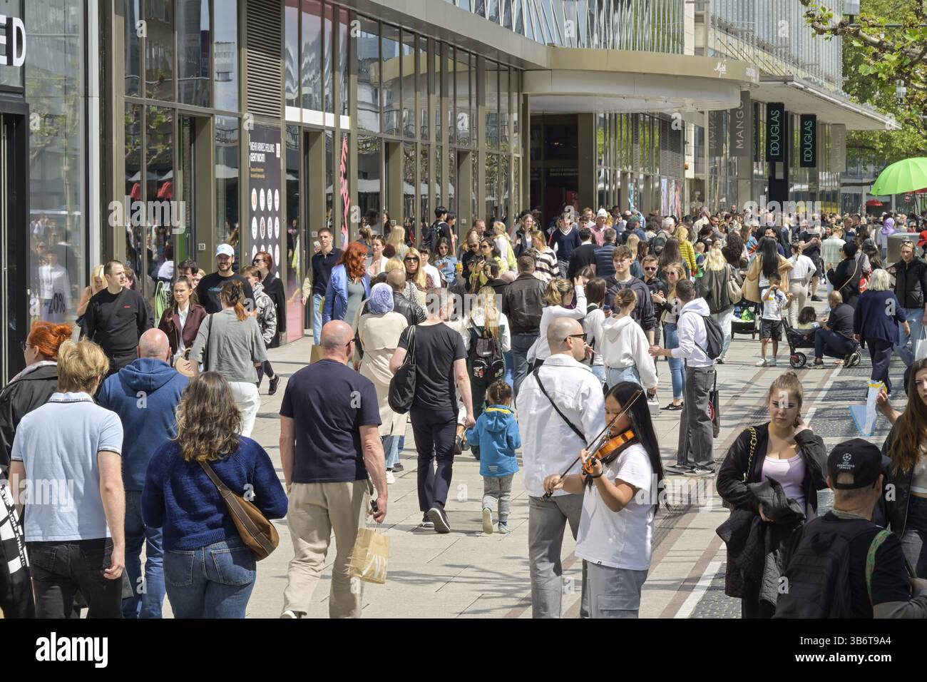 Foule, passants, rue commerçante, Zeil, Francfort-sur-le-main, Hesse, Allemagne, Europe Banque D'Images