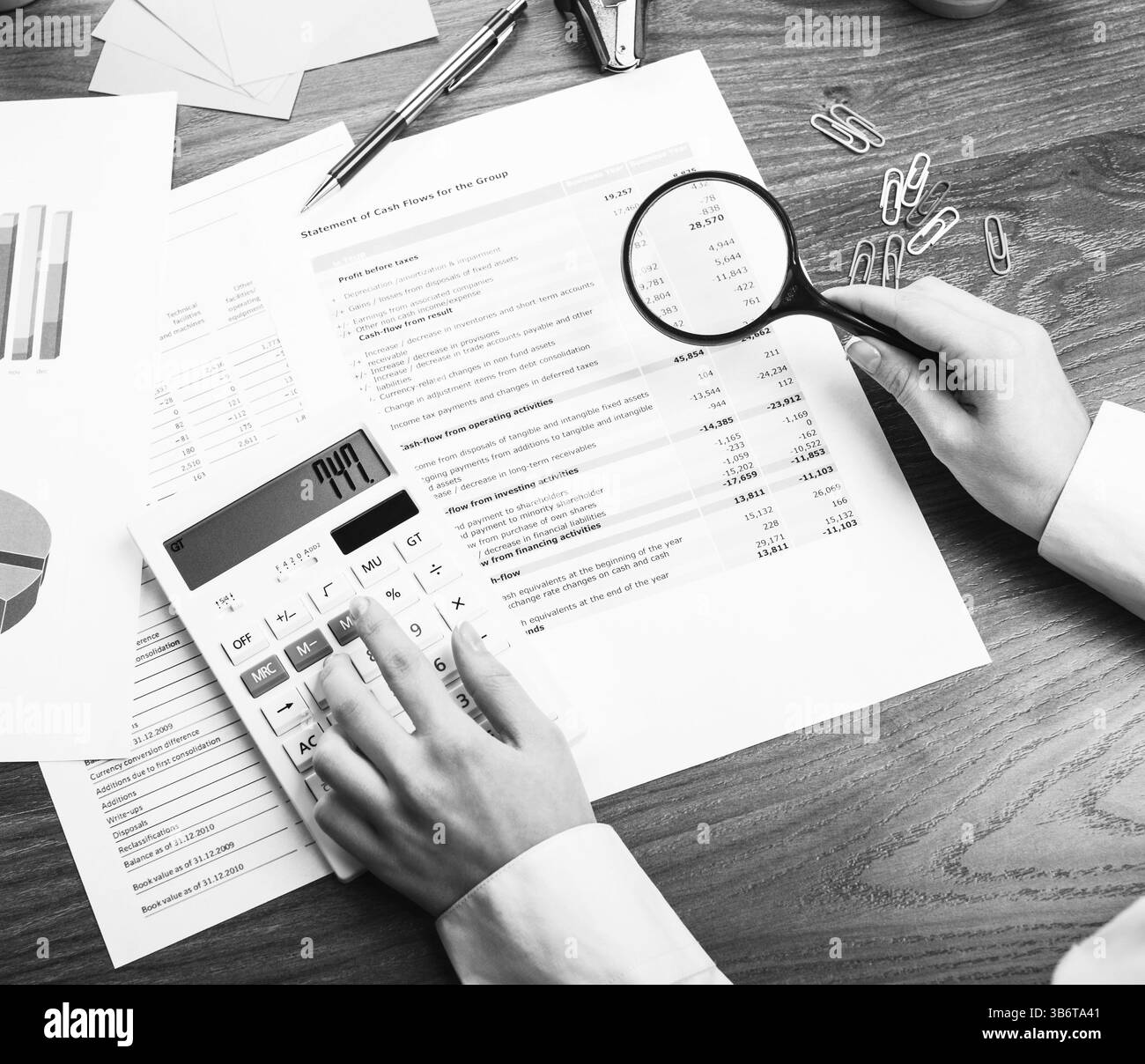 Gros plan d'une main féminine calculant, sur le bureau Banque D'Images