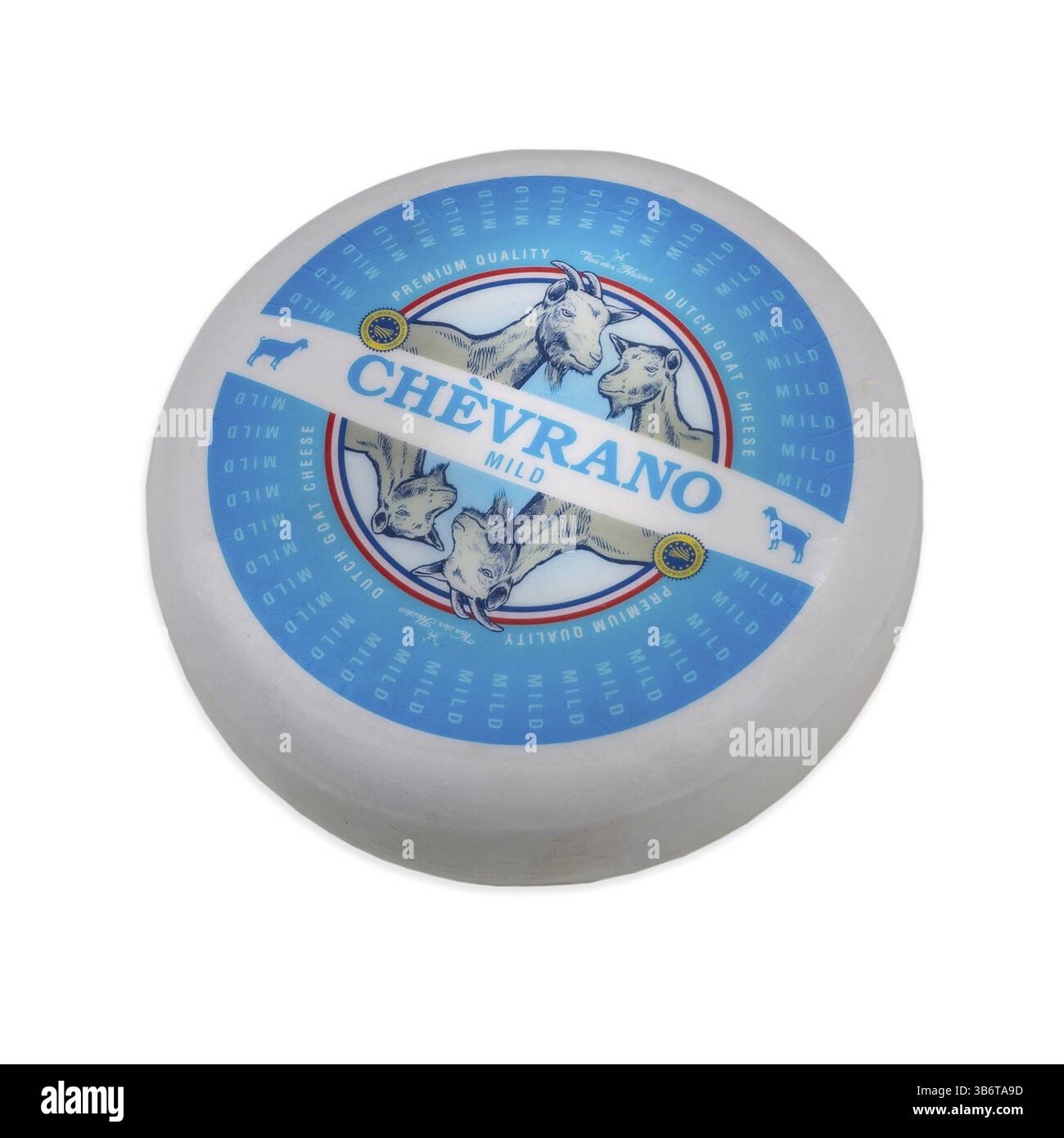 Roue de fromage isolé sur fond blanc. fromage de tête editorial isoler. ronde des dalles de fromage italien en gros plan. L'Ukraine, Kiev, le 6 décembre 2019 Banque D'Images