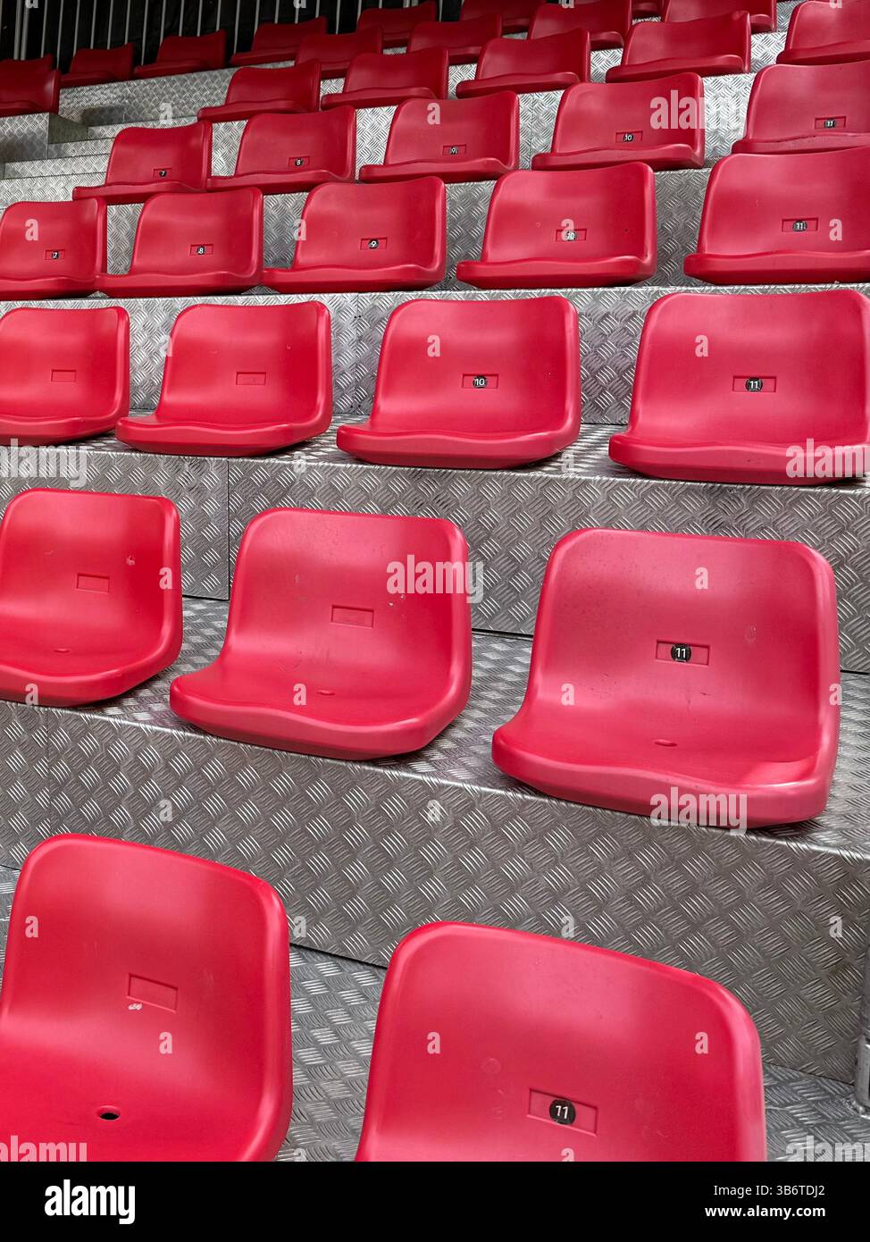 Résumé des chaises en plastique rouge dans le mini-coin salon mobile dans le centre-ville de Preston - Image de stock capturée avec un smartphone