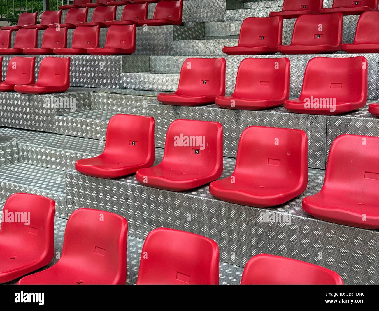 Résumé des chaises en plastique rouge dans le mini-coin salon mobile dans le centre-ville de Preston - Image de stock capturée avec un smartphone