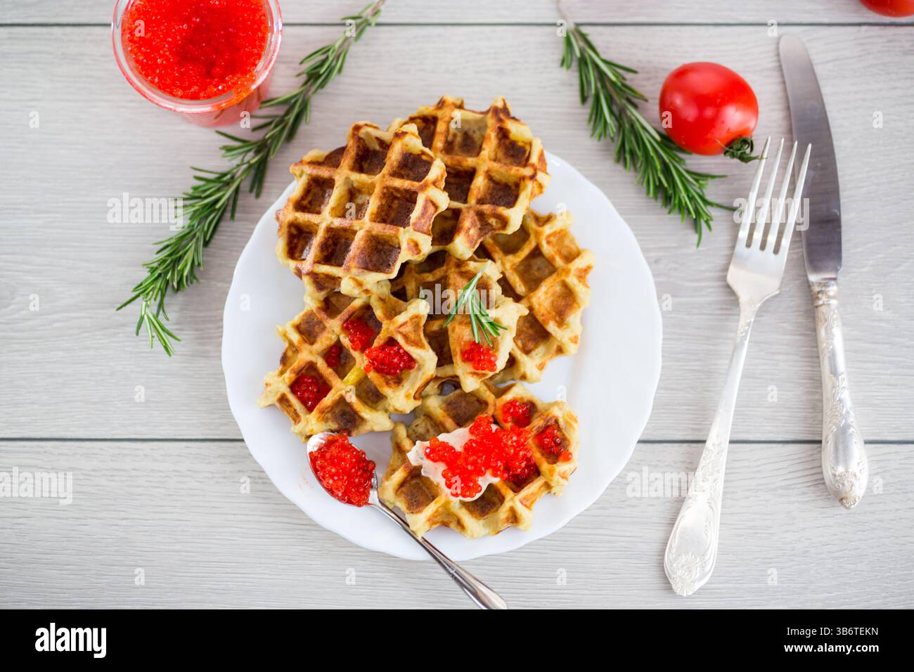 Gaufres de pommes de terre maison avec caviar et herbes pour le petit déjeuner. Banque D'Images