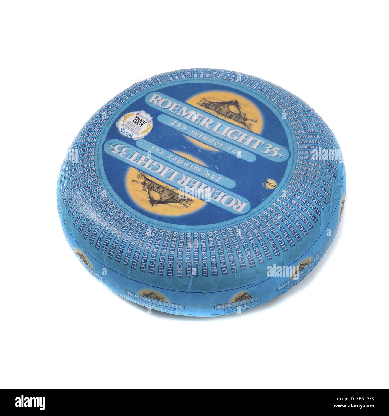 Roue de fromage isolé sur fond blanc. fromage de tête editorial isoler. ronde des dalles de fromage italien en gros plan. L'Ukraine, Kiev, le 6 décembre 2019 Banque D'Images