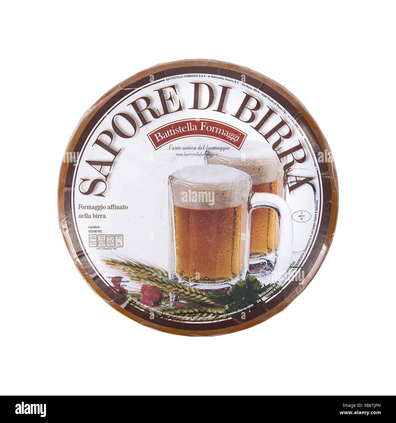 Roue de fromage isolé sur fond blanc. fromage de tête editorial isoler. ronde des dalles de fromage italien en gros plan. L'Ukraine, Kiev, le 6 décembre 2019 Banque D'Images