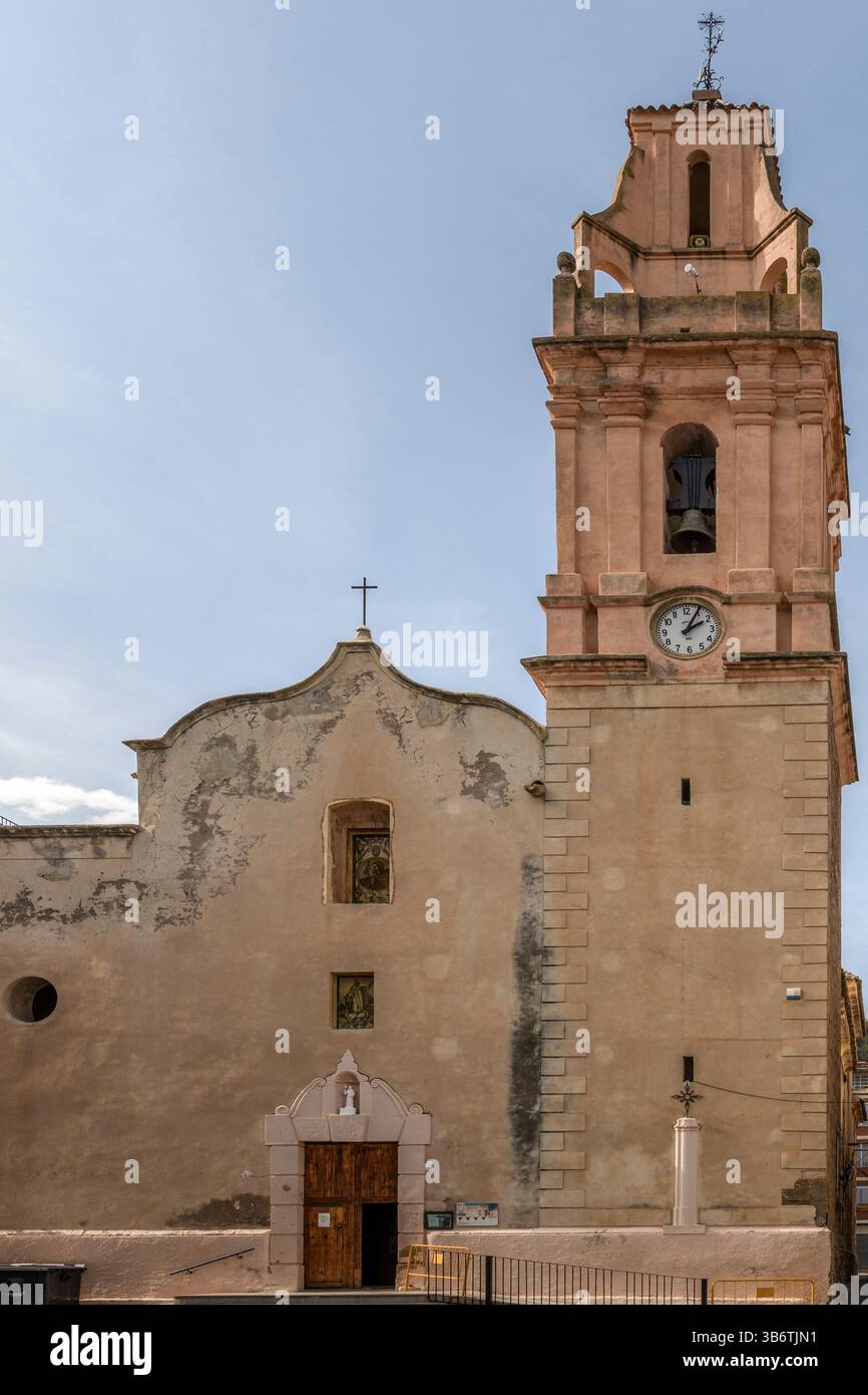 Façade et tour extérieure de l'église paroissiale de Montanejos dédiée à l'apôtre Santiago, saint patron de la ville, Castello (Castellon) Espagne. Banque D'Images