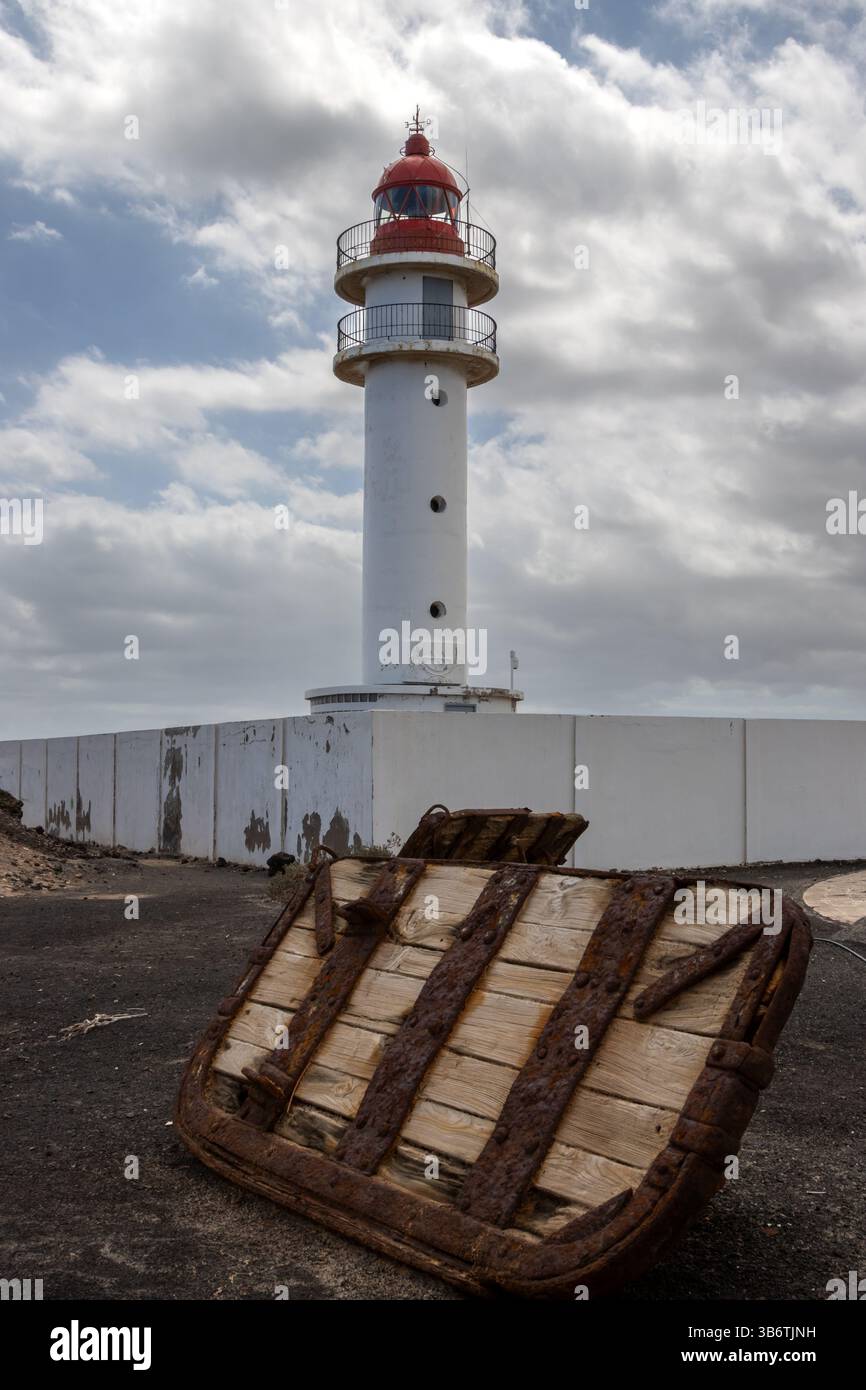 Phare avec façade blanche et dessus rouge, style traditionnel. Ciel bleu avec des nuages intenses. Côte de l'océan Atlantique. Taliarte, Las Palmas, Grande Canarie Banque D'Images