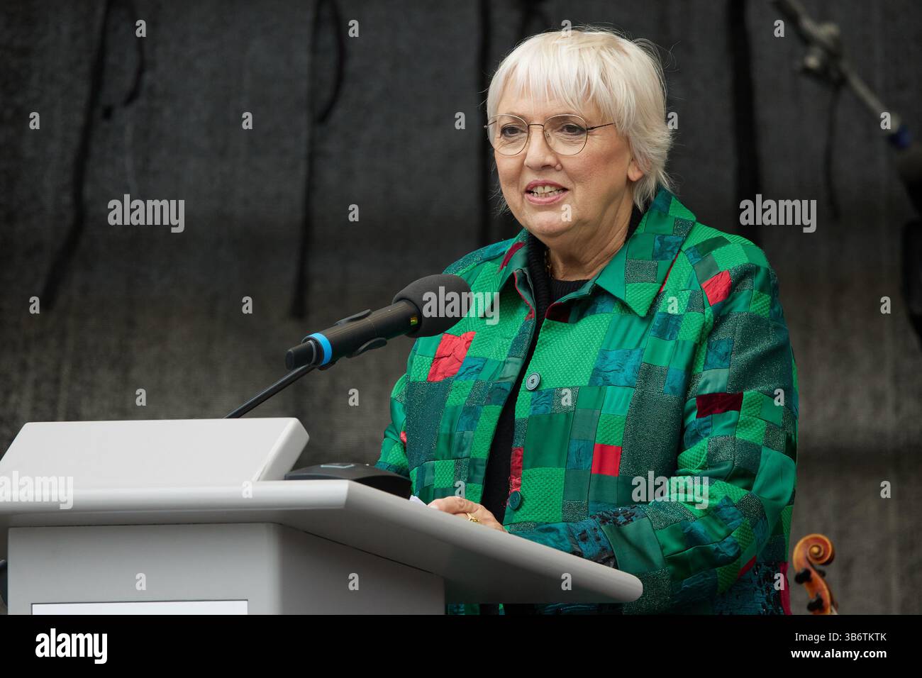 04 mai 2025, Brandebourg, Fürstenberg : Claudia Roth (Bündnis90/Die Grünen), ministre d'État à la culture par intérim, prend la parole à l'occasion de l'événement commémoratif marquant le 80e anniversaire de la libération du camp de concentration de Ravensbrück. Photo : Joerg Carstensen/dpa Banque D'Images