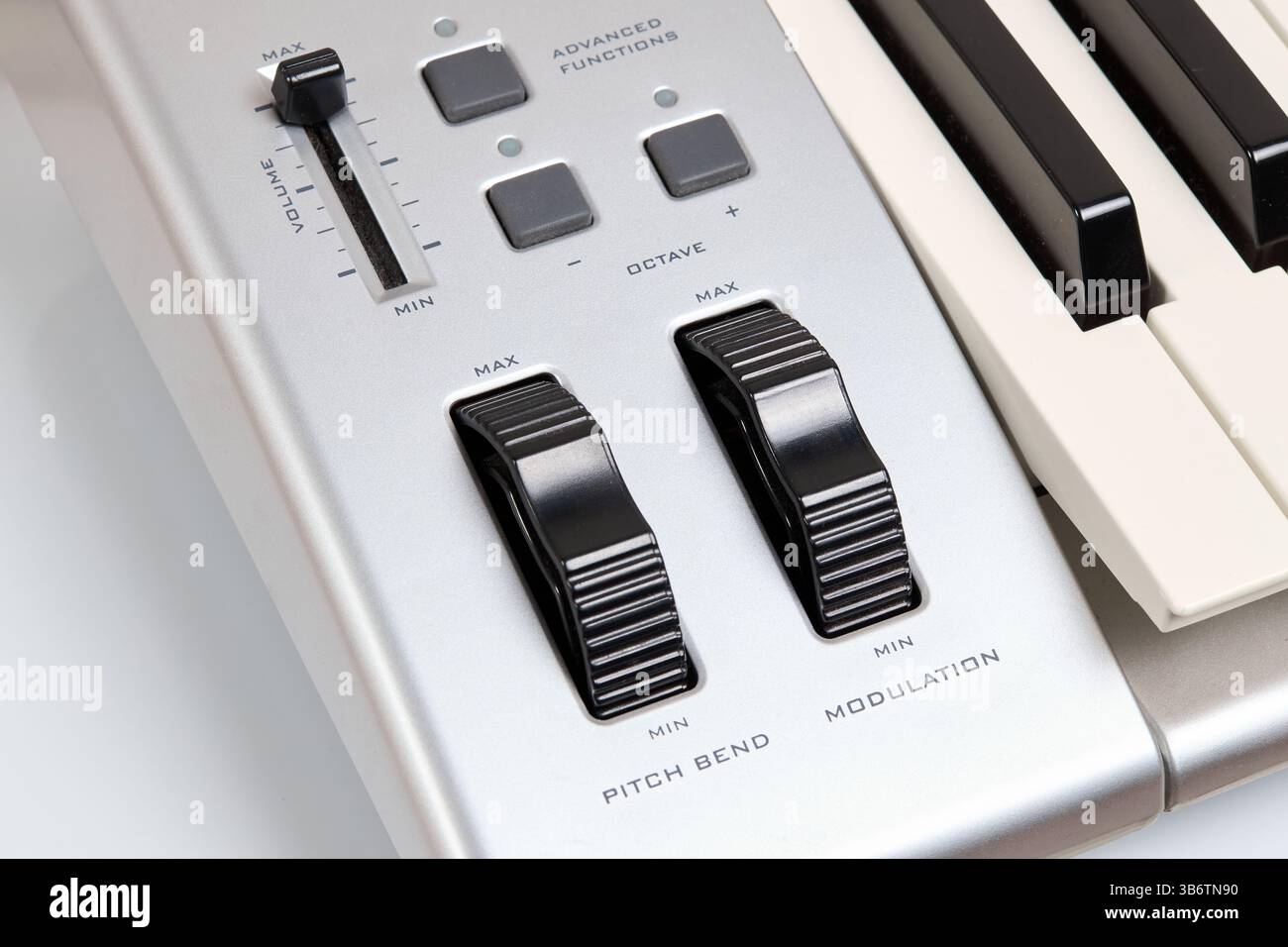 Contrôleur de clavier MIDI gros plan avec faders molettes boutons et boutons pitch, bande, modulation, octave max min Banque D'Images