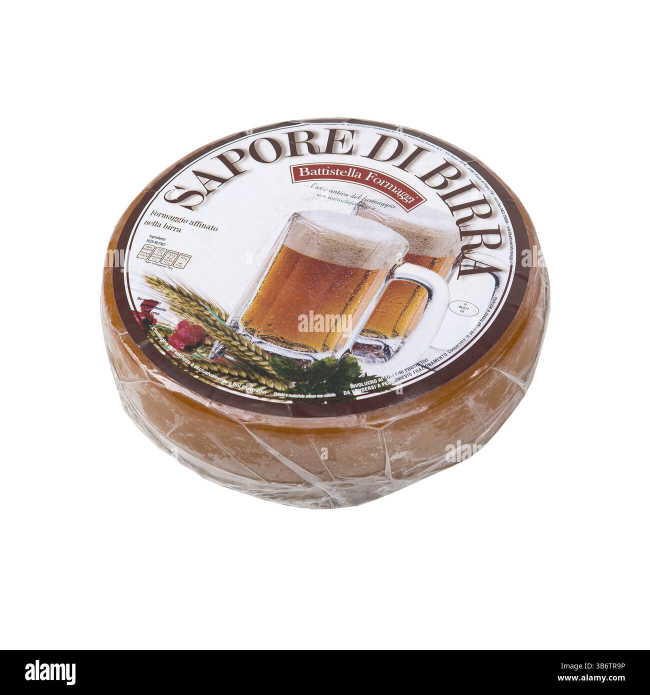 Roue de fromage isolé sur fond blanc. fromage de tête editorial isoler. ronde des dalles de fromage italien en gros plan. L'Ukraine, Kiev, le 6 décembre 2019 Banque D'Images