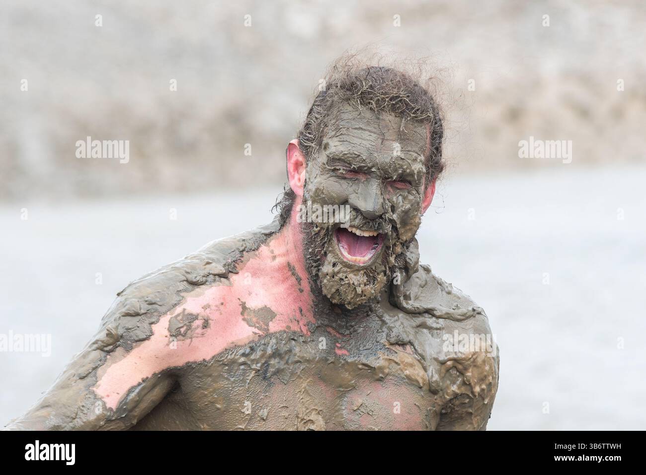 Promenade Park, Maldon, Essex, Royaume-Uni. 4 mai 2025. Un grand nombre de coureurs se sont attaqués au parcours épuisant qui les a emmenés à travers la rivière Chelmer et de retour à marée basse, à travers la boue glissante et accrocheuse. Les concurrents de Maldon Mud Race courent pour la charité, avec beaucoup en robe de fantaisie et tous se couvrent de la boue visqueuse pendant la course, en particulier ceux qui sont plus en arrière une fois que la boue est barattée. Le participant Joel Hicks couvert de boue Banque D'Images