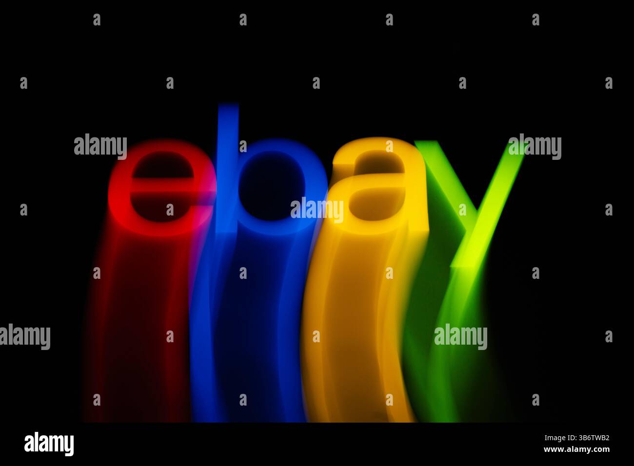 11 janvier 2024, Asuncion, Paraguay : le logo eBay est affiché sur un smartphone. EBay Inc, la société mondiale de commerce électronique, a accepté de payer une pénalité pénale de 3 millions de dollars pour une campagne de harcèlement et d'intimidation d'août 2019 ciblant un couple du Massachusetts en représailles pour leur couverture en ligne d'eBay, et pour son obstruction à l'enquête qui a suivi, le bureau du procureur des États-Unis pour le district du Massachusetts a déclaré jeudi. (Crédit image : © Andre M. Chang/ZUMA Press Wire) Banque D'Images