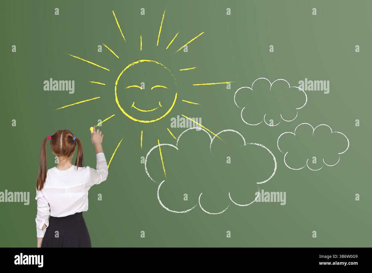 Écolière tirant sur le tableau Banque D'Images