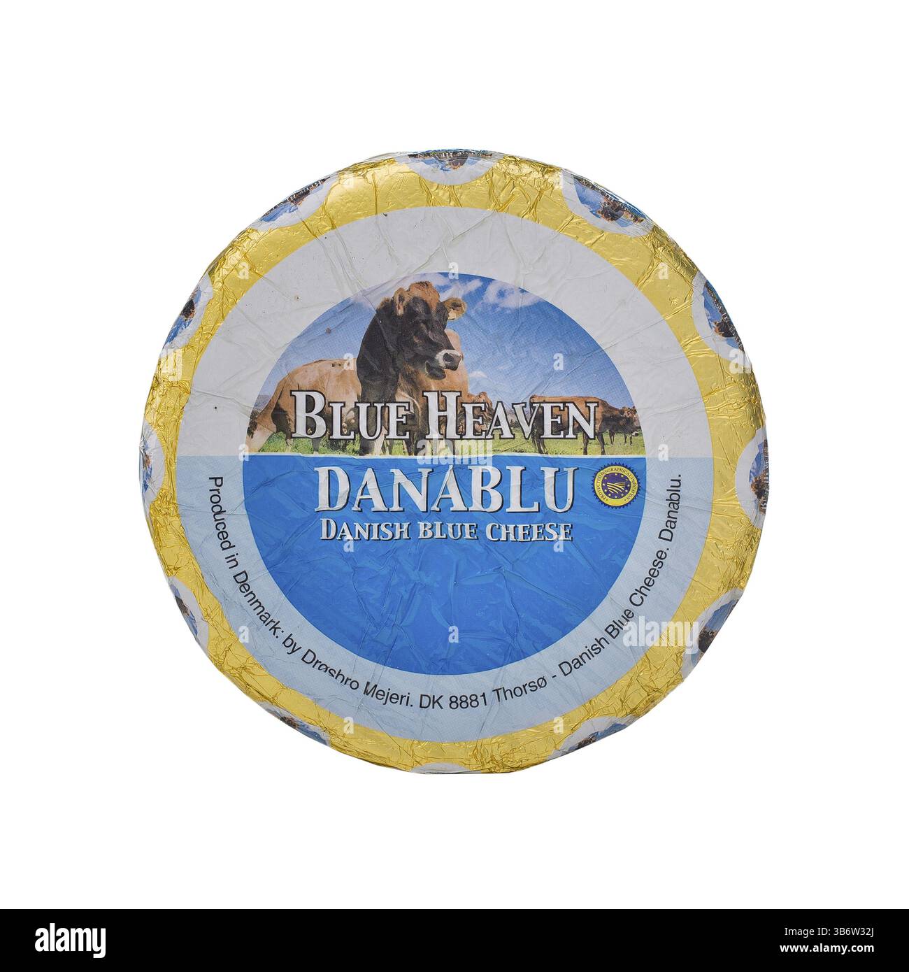 Roue de fromage isolé sur fond blanc. fromage de tête editorial isoler. ronde des dalles de fromage italien en gros plan. L'Ukraine, Kiev, le 6 décembre 2019 Banque D'Images