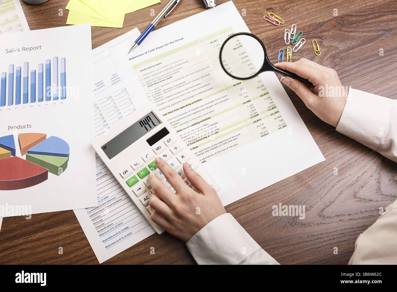 Gros plan d'une main féminine calculant, sur le bureau Banque D'Images