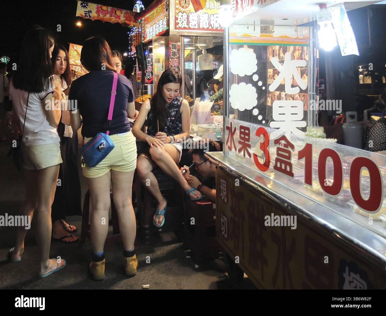 Filles dans un salon de tatouage de marché de nuit à Taiwan, Taiwan, Asie Banque D'Images