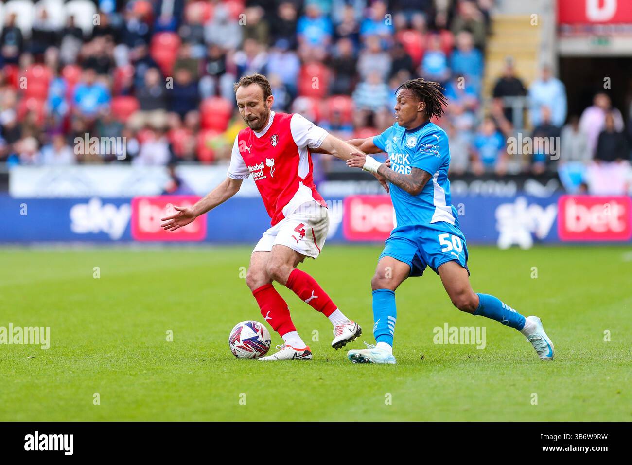 AESSEAL New York Stadium, Rotherham, Angleterre - 3 mai 2025 Liam Kelly (4) de Rotherham United sur le ballon sous la pression d'Andre Changunda (50) de Peterborough United - pendant le match Rotherham United v Peterborough United, Sky Bet League One, 2024/25, AESSEAL New York Stadium, Rotherham, Angleterre - 3 mai 2025 crédit : Mathew Marsden/WhiteRosePhotos/Alamy Live News Banque D'Images