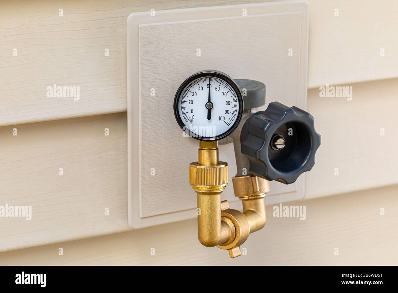 Test de la pression de l'eau domestique sur le robinet extérieur. Entretien de plomberie, réparation et concept de service de pompe de puits. Banque D'Images