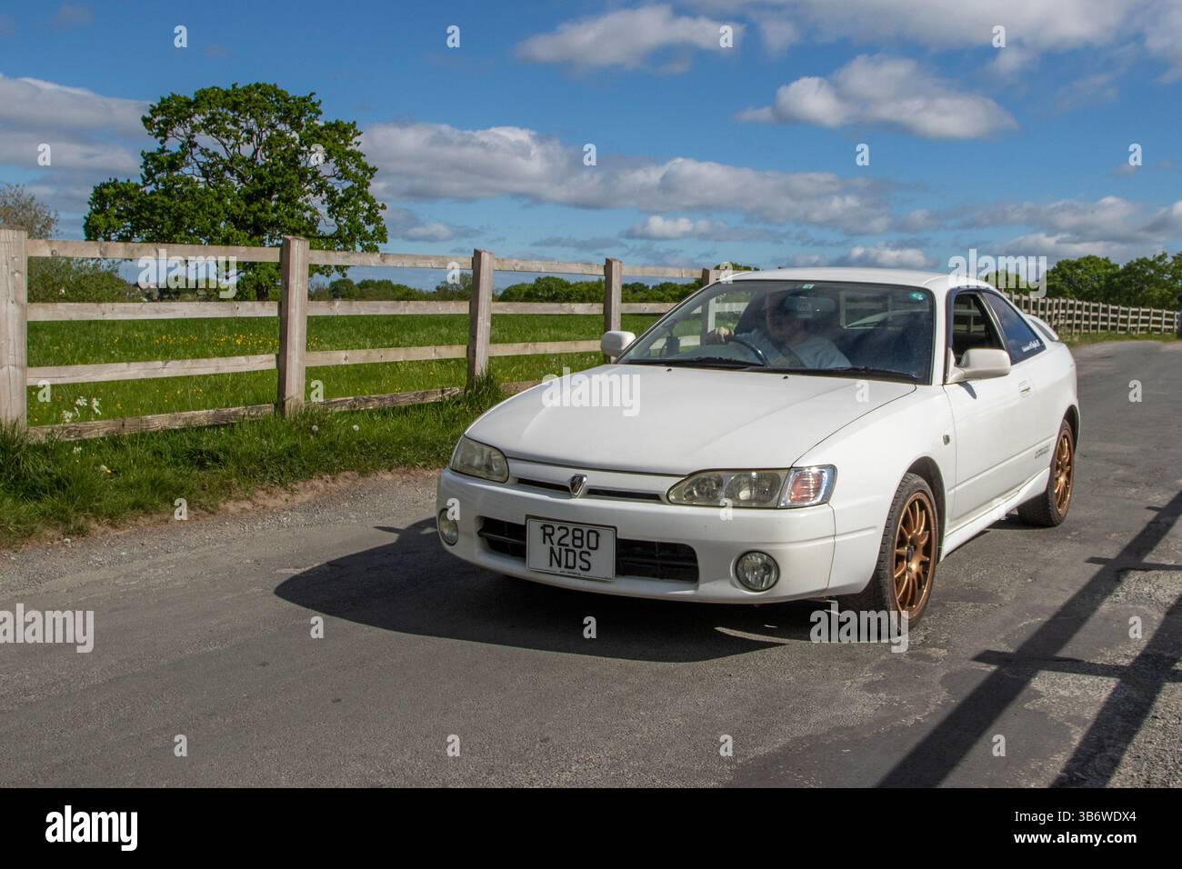 Années 1998 90 années 90 Blanc Toyota Corolla Petrol 1587 cc ; les voitures japonaises assistent à un rallye à Heskin Hall, Royaume-Uni Banque D'Images