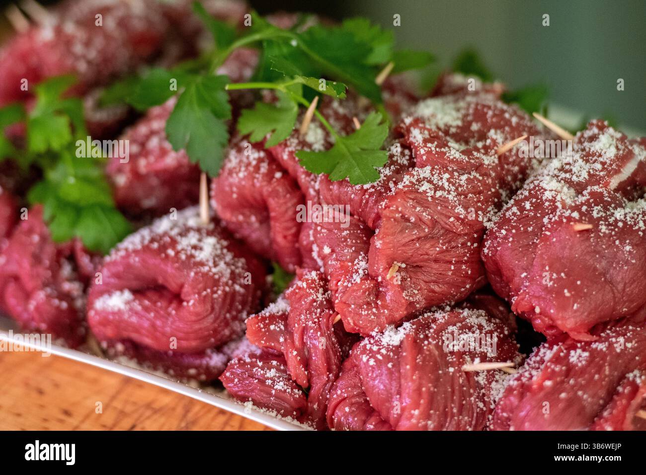 La viande de cheval braciole ou brasciole, est un plat typique de la province de Bari dans les Pouilles. Les bracioles sont des bottes de viande, farcies avec un mélange de viande Banque D'Images