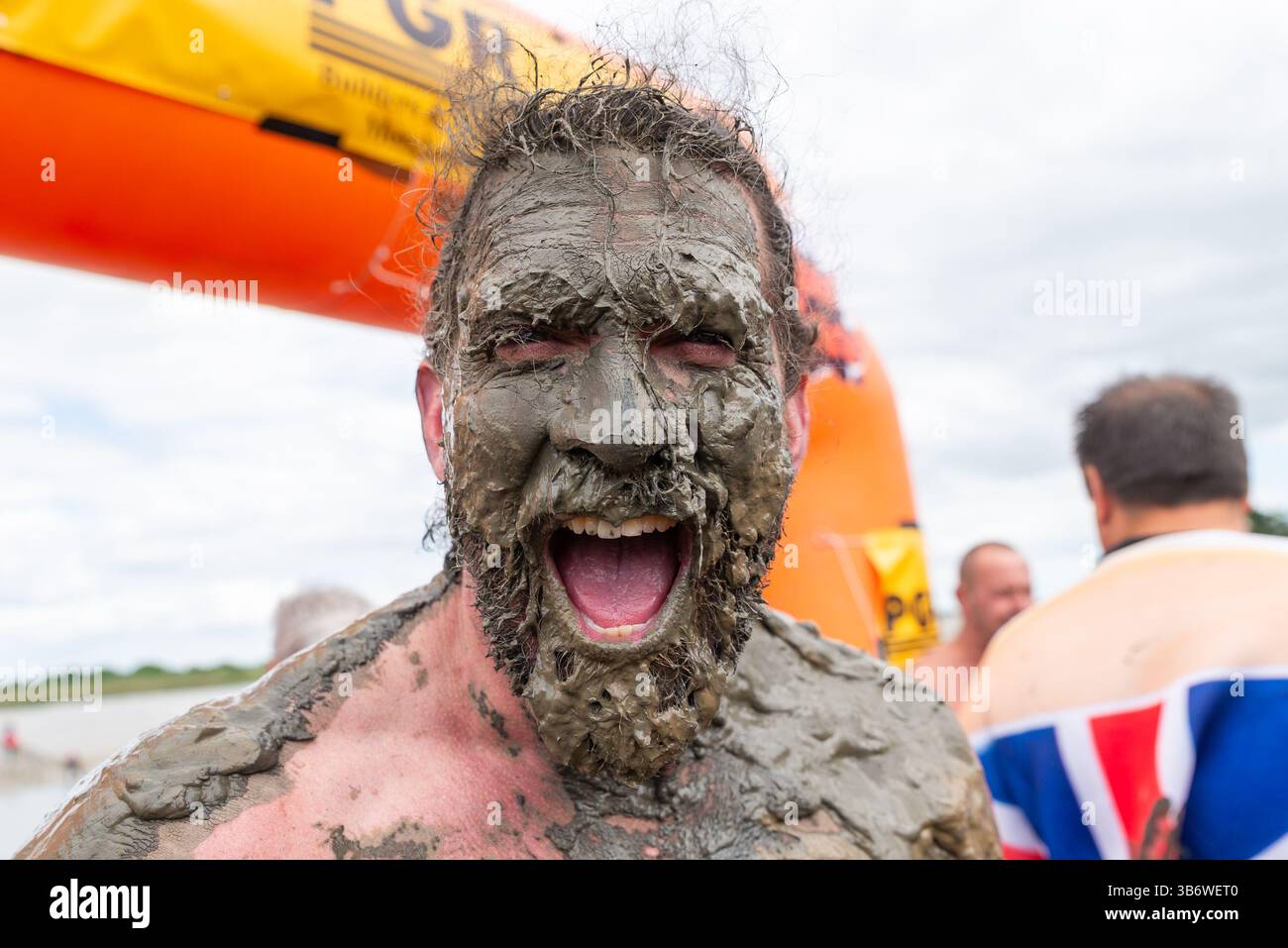 Promenade Park, Maldon, Essex, Royaume-Uni. 4 mai 2025. Un grand nombre de coureurs se sont attaqués au parcours épuisant qui les a emmenés à travers la rivière Chelmer et de retour à marée basse, à travers la boue glissante et accrocheuse. Les concurrents de Maldon Mud Race courent pour la charité, avec beaucoup en robe de fantaisie et tous se couvrent de la boue visqueuse pendant la course, en particulier ceux qui sont plus en arrière une fois que la boue est barattée. Joel Hicks Banque D'Images