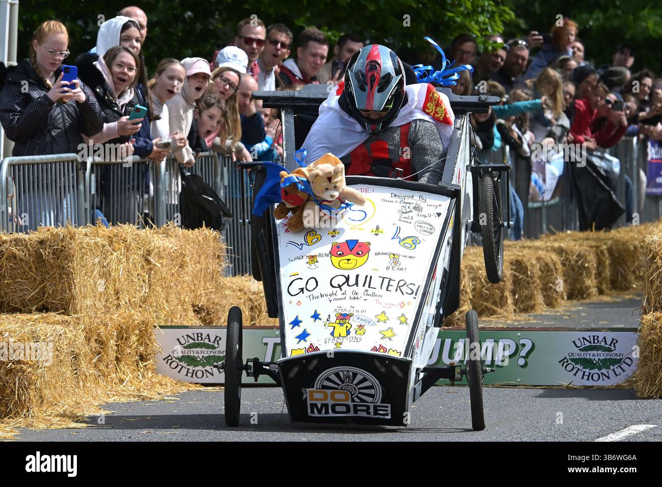 Billericay Essex, Royaume-Uni. 4 mai 2025. Les concurrents prennent part au Billericay Soapbox Derby dans l'Essex au Royaume-Uni. Le Derby organisé par Billericay Town Rotary Club est géré sur une section fermée de la voie publique à côté de la High Street des villes. Les règles stipulent que les boîtes à savon ne doivent pas dépasser 110 kg de poids (sans compter le conducteur). et ne doit pas dépasser 1,5 m de largeur et un empattement ne doit pas dépasser 2,5 m. Crédit : MARTIN DALTON/Alamy Live News Banque D'Images