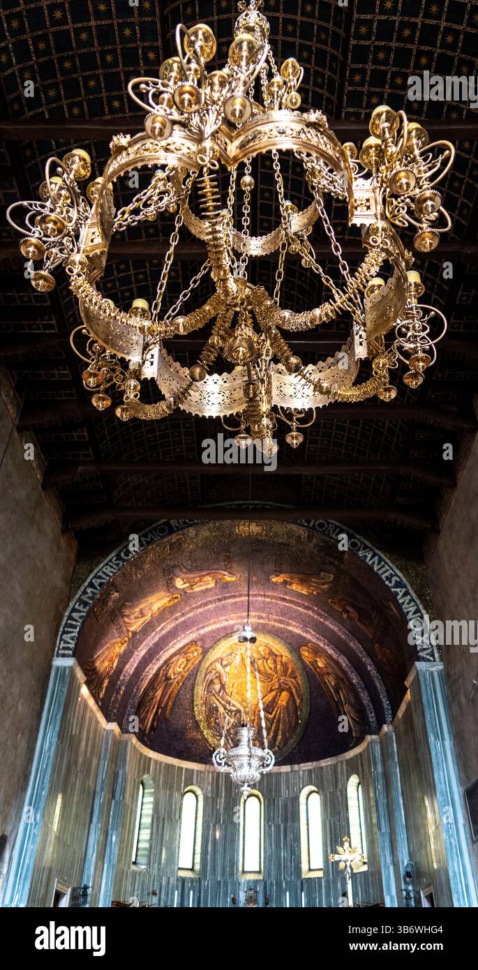 Une vue intérieure imprenable sur une église avec un lustre orné et un dôme magnifiquement décoré avec des mosaïques religieuses. Les murs sont ornés d'esprit Banque D'Images