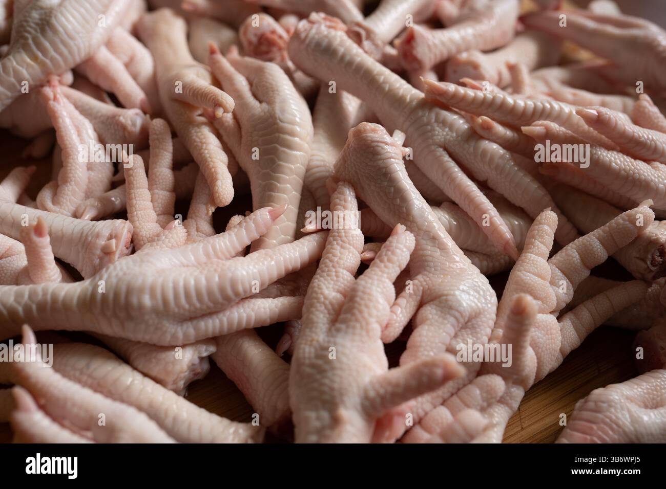 Pieds de poulet crus pour la cuisson Banque D'Images