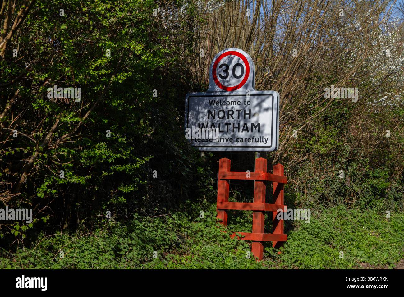 Panneau de village dans le Hampshire : Bienvenue à North Waltham s'il vous plaît conduire prudemment avec le panneau de limite de vitesse de 30 mph Banque D'Images
