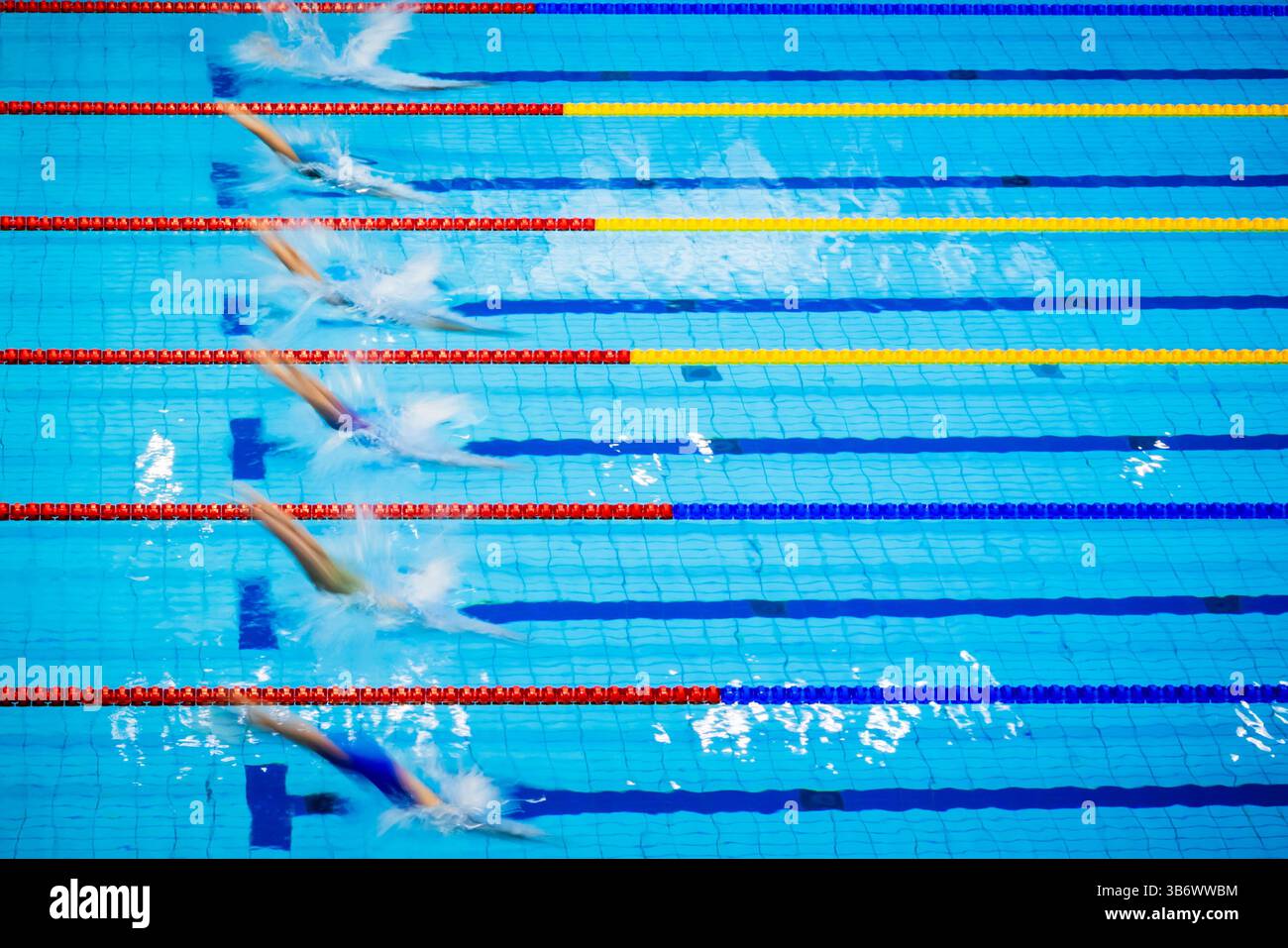 Berlin, Allemagne. 04 mai 2025. Natation : Championnats d'Allemagne, SSE Europasportpark Berlin - 50m libre femmes, C-finale : athlètes au départ. (Flou de mouvement dû à un long temps d'exposition) crédit : Christoph Soeder/dpa/Alamy Live News Banque D'Images