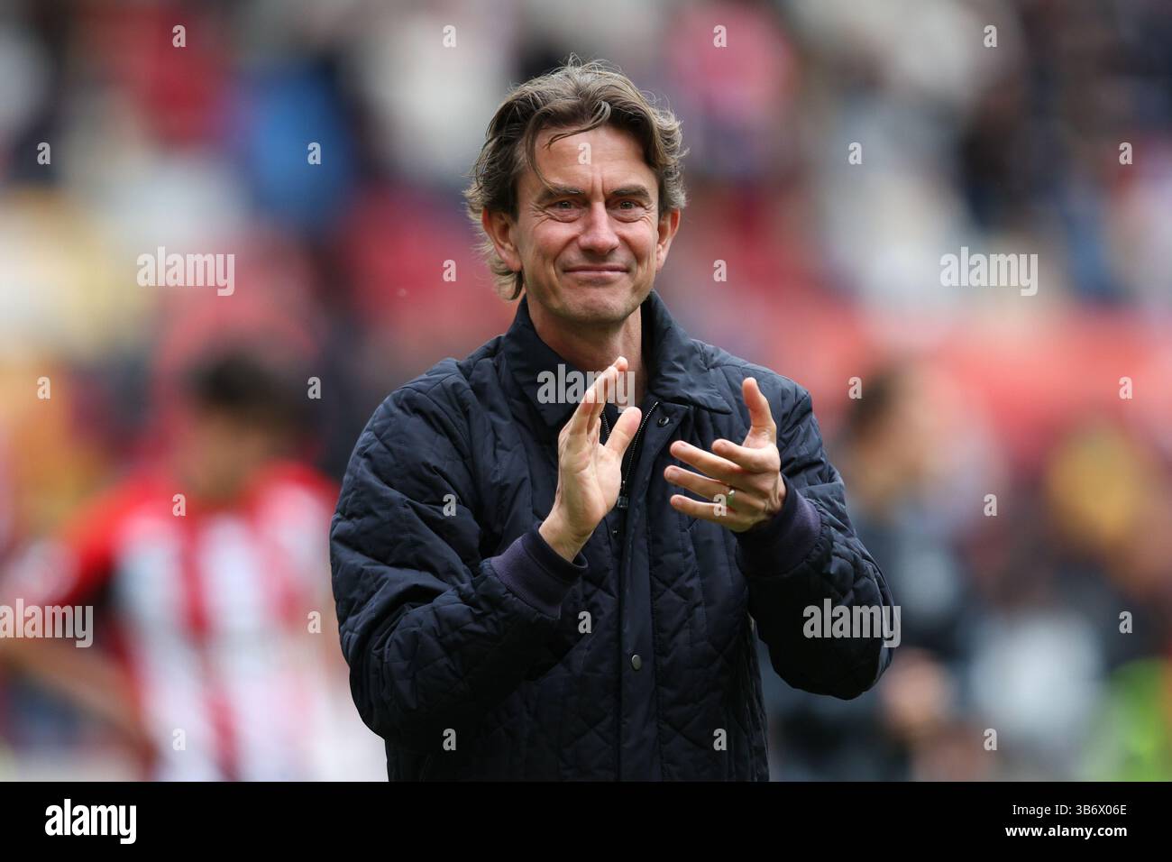 LONDRES, Royaume-Uni - 4 mai 2025 : Thomas Frank, entraîneur-chef de Brentford, rend hommage aux supporters après le match de premier League entre Brentford FC et Manchester United FC au Gtech Community Stadium (crédit : Craig Mercer/ Alamy Live News) Banque D'Images
