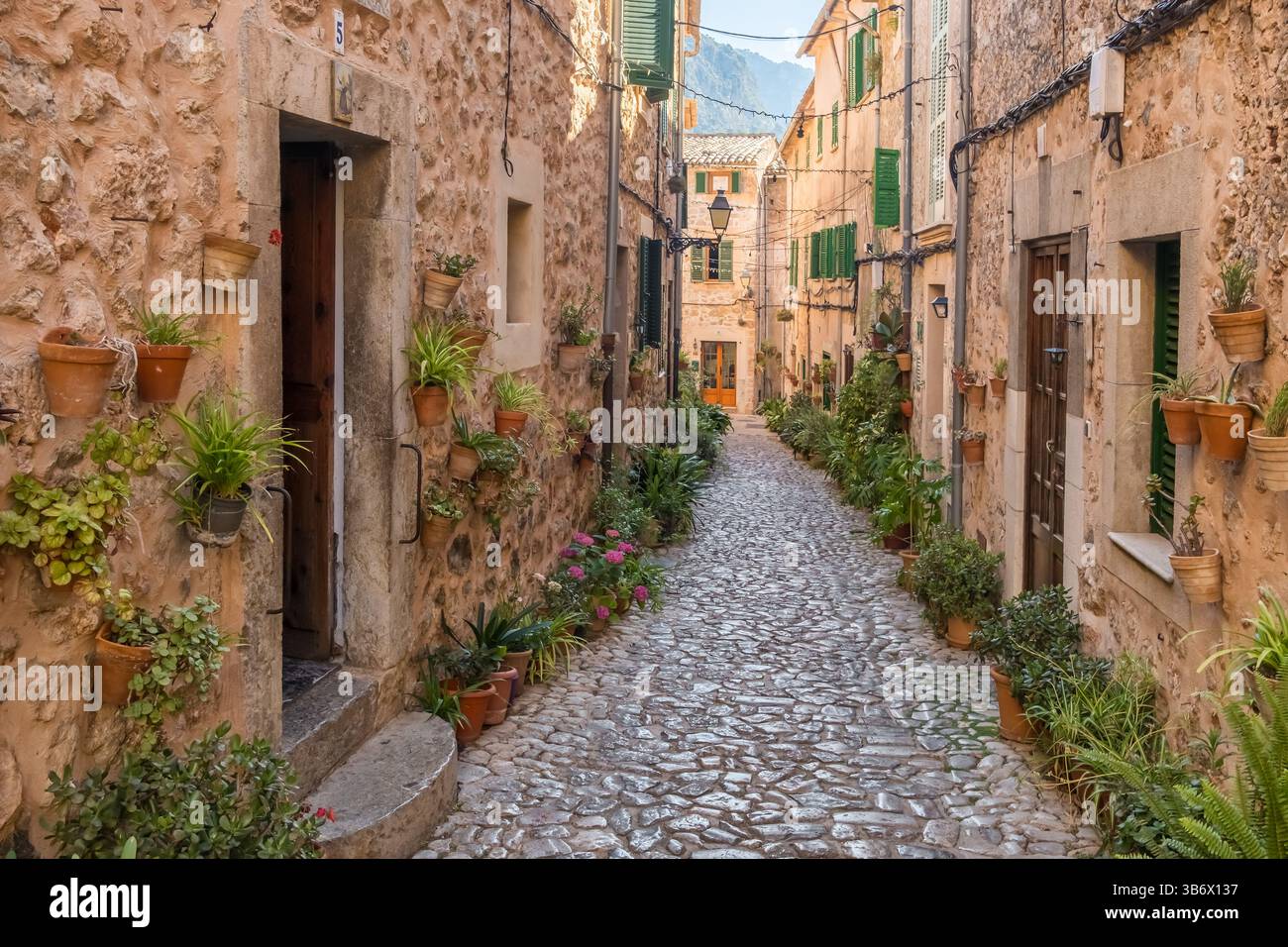 Pittoresque rue étroite dans la ville de Valdemossa, Majorque, Espagne Banque D'Images