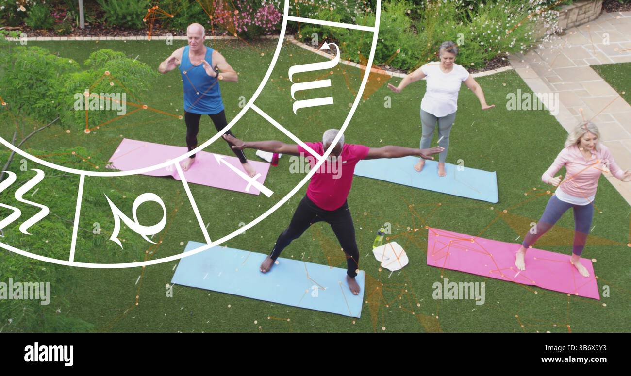 Image de l'horoscope sur un groupe diversifié de personnes âgées qui font de l'exercice Banque D'Images
