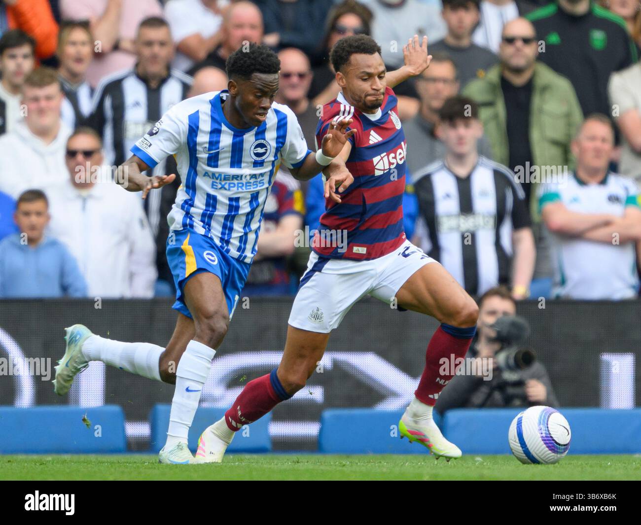 Brighton et Hove, Royaume-Uni. 04 mai 2025. American Express Stadium Brighton Angleterre, 2025 mai 4th. Simon Adingra de Brighton & Hove Albion (à gauche) affronte Jacob Murphy de Newcastle United (à droite) lors du match de premier League entre Brighton & Hove Albion et Newcastle United au Falmer Stadium (American Express Stadium), Angleterre (David Horton/SPP) crédit : SPP Sport Press photo. /Alamy Live News Banque D'Images